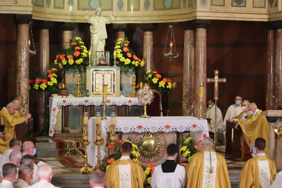 Archbishop Stanislaw Gądecki renews the consecration of Poland to the Sacred Heart at the Basilica of the Sacred Heart of Jesus in Kraków, June 11, 2021.?w=200&h=150